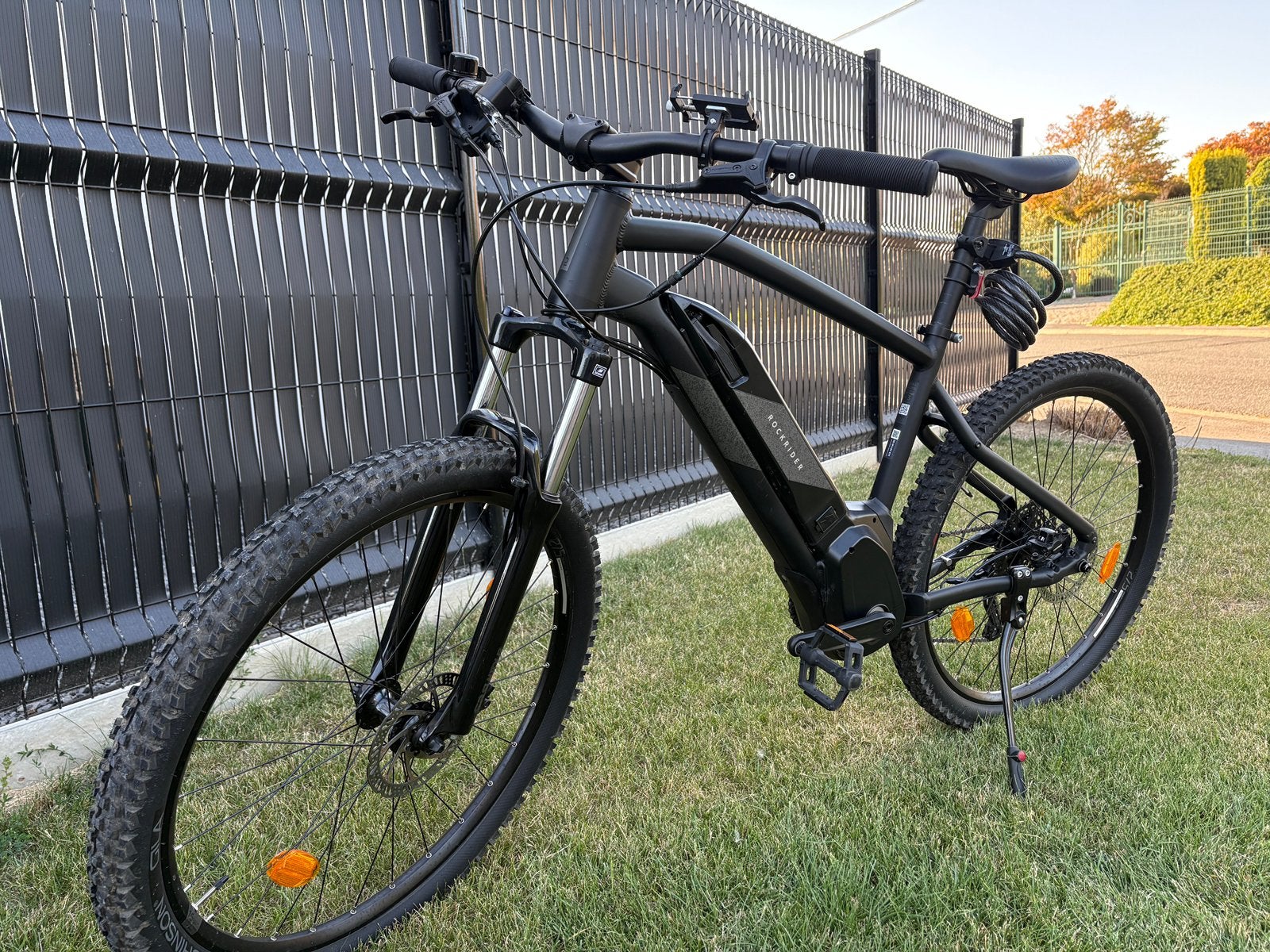 Rockrider elektrische mountainbike maat L + fietsenrek, Ophalen, Zo goed als nieuw