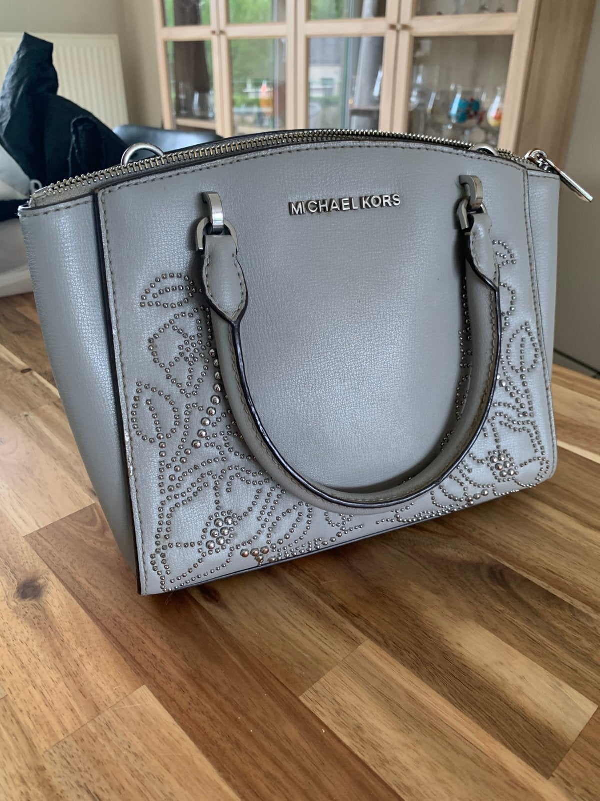 Sac à main Michael Kors gris clair avec  motifs cloutés, Bijoux, Sacs & Beauté, Enlèvement, Utilisé, Gris, Sac à main