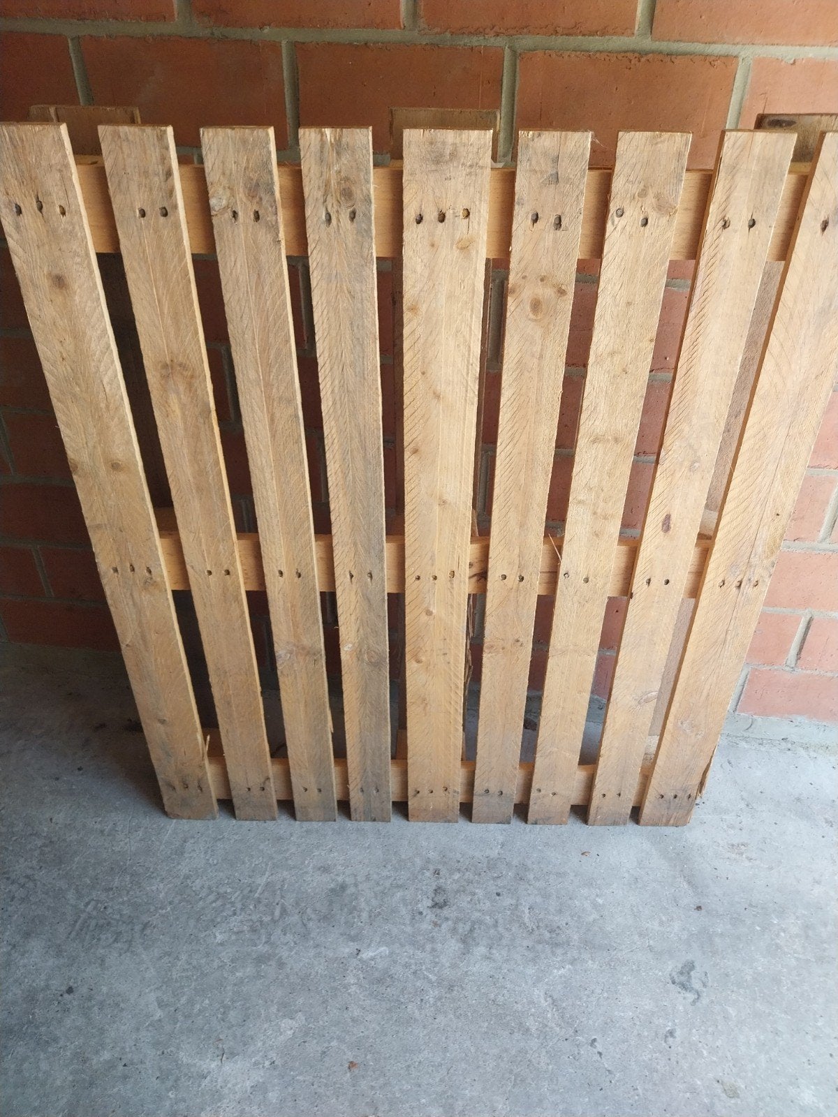 Houten paletten en houte bak, Ophalen