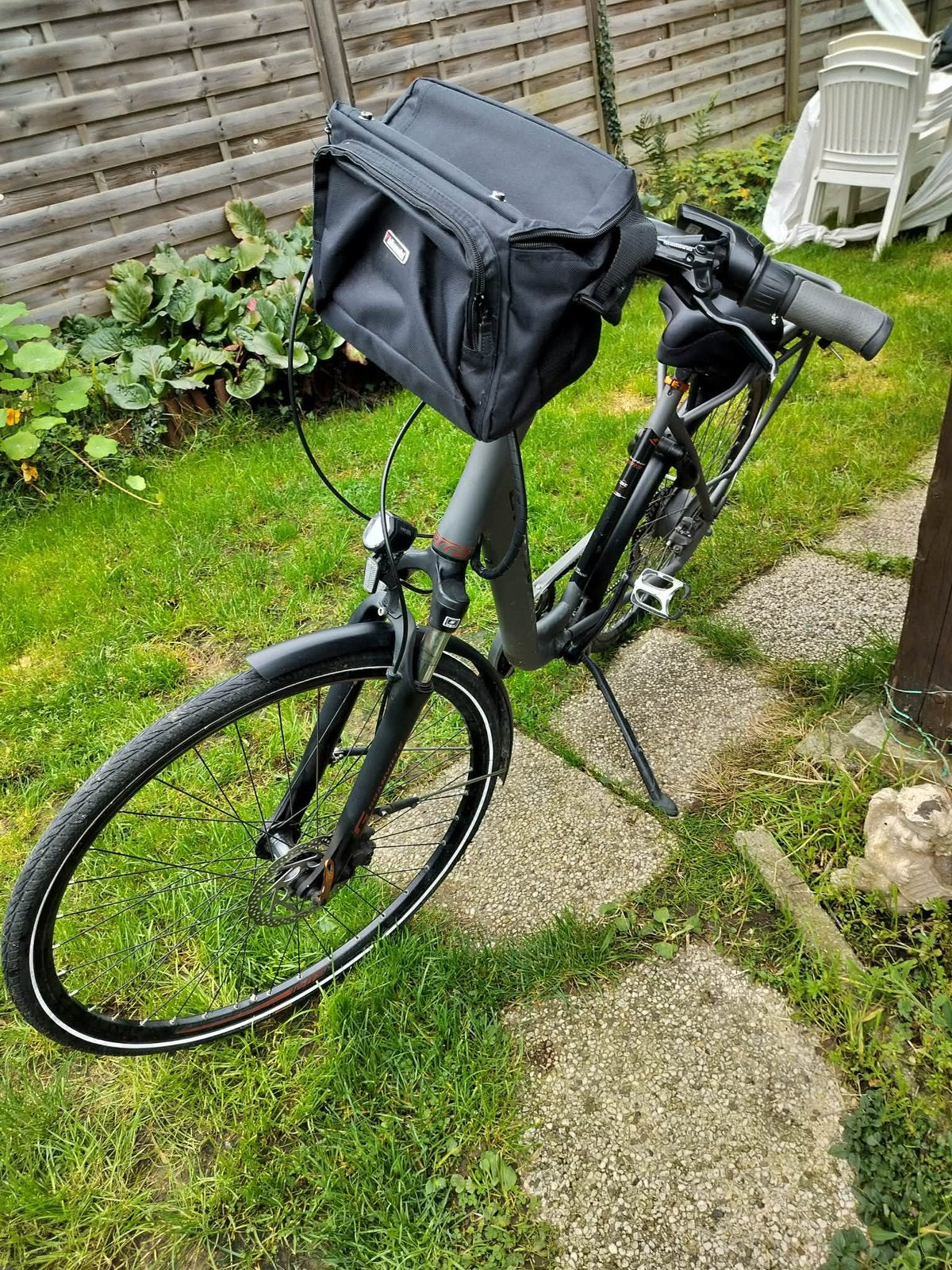Vélo électrique + remorque – Très bon état, Enlèvement, Comme neuf, 30 à 50 km par batterie, Autres marques
