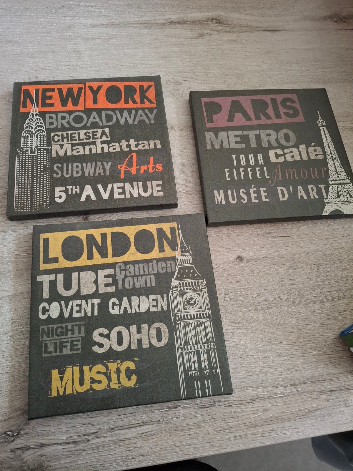 3 kaders London.  New York.  Paris, Enlèvement