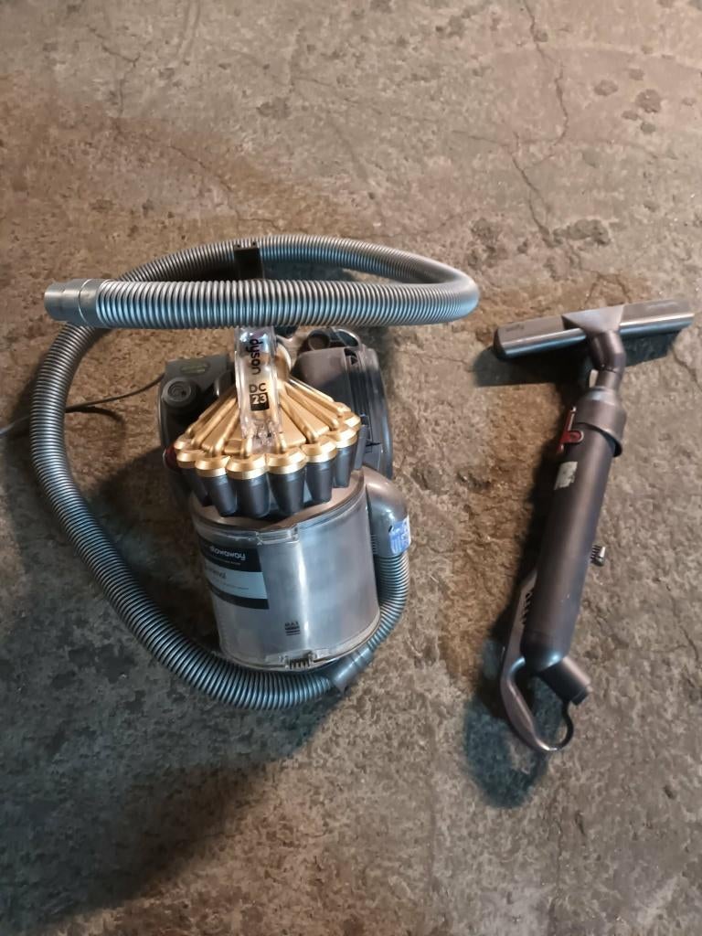 aspirateur dyson dc23 tres bon état, Aspirateur, Enlèvement, 1200 à 1600 watts, Réservoir
