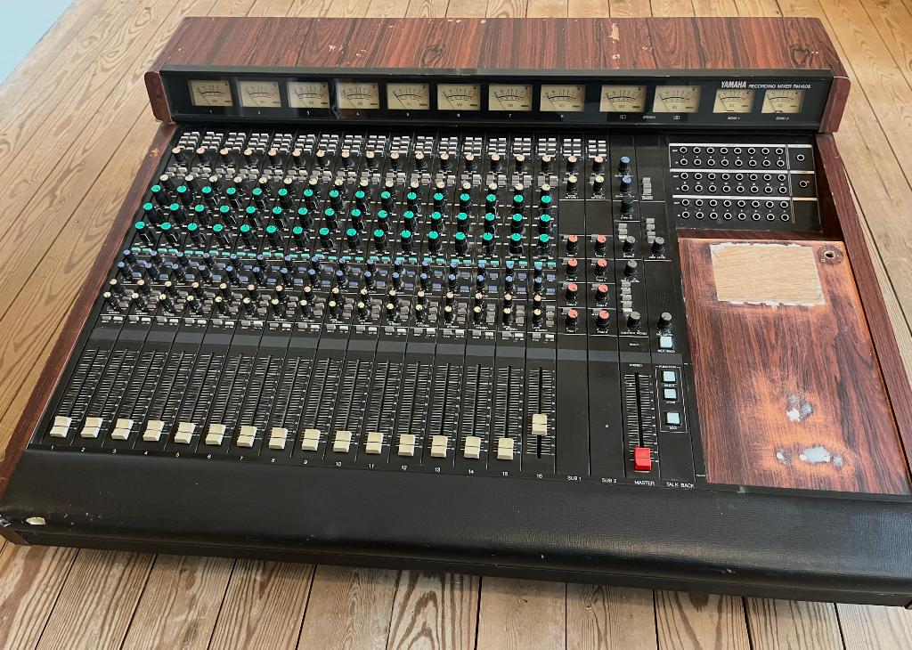 YAMAHA RM1608 STUDIO MIXER, Musique & Instruments, Tables de mixage, Utilisé, 10 à 20 canaux, Enlèvement