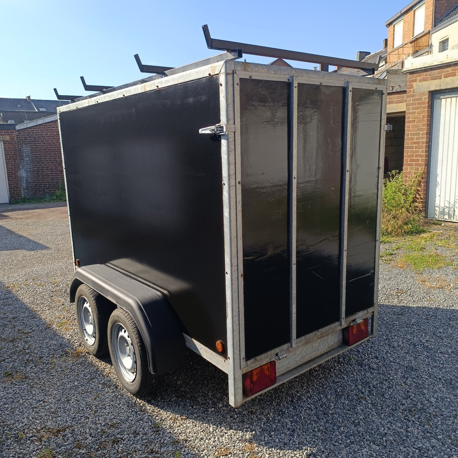 Remorque ferme double essieux pour 750kg état nickel