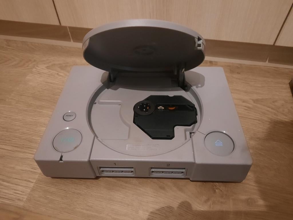 2x Sony PlayStation 1 (PS1) console – zonder kabels, Games en Spelcomputers, Spelcomputers | Xbox One, Zo goed als nieuw, Zonder controller