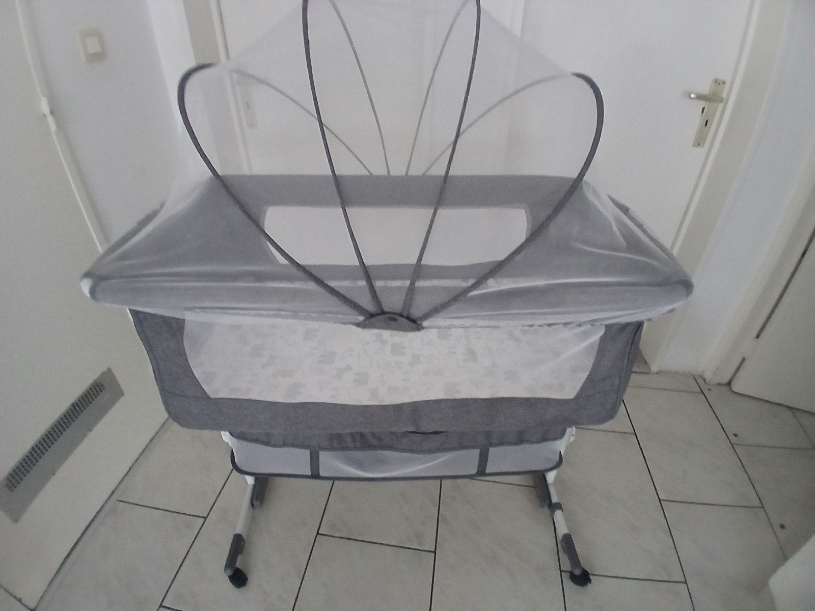 Moet snel verkocht🔥Praktisch babywiegje met klamboe+matras, Kinderen en Baby's, Ophalen, Zo goed als nieuw, Wieg
