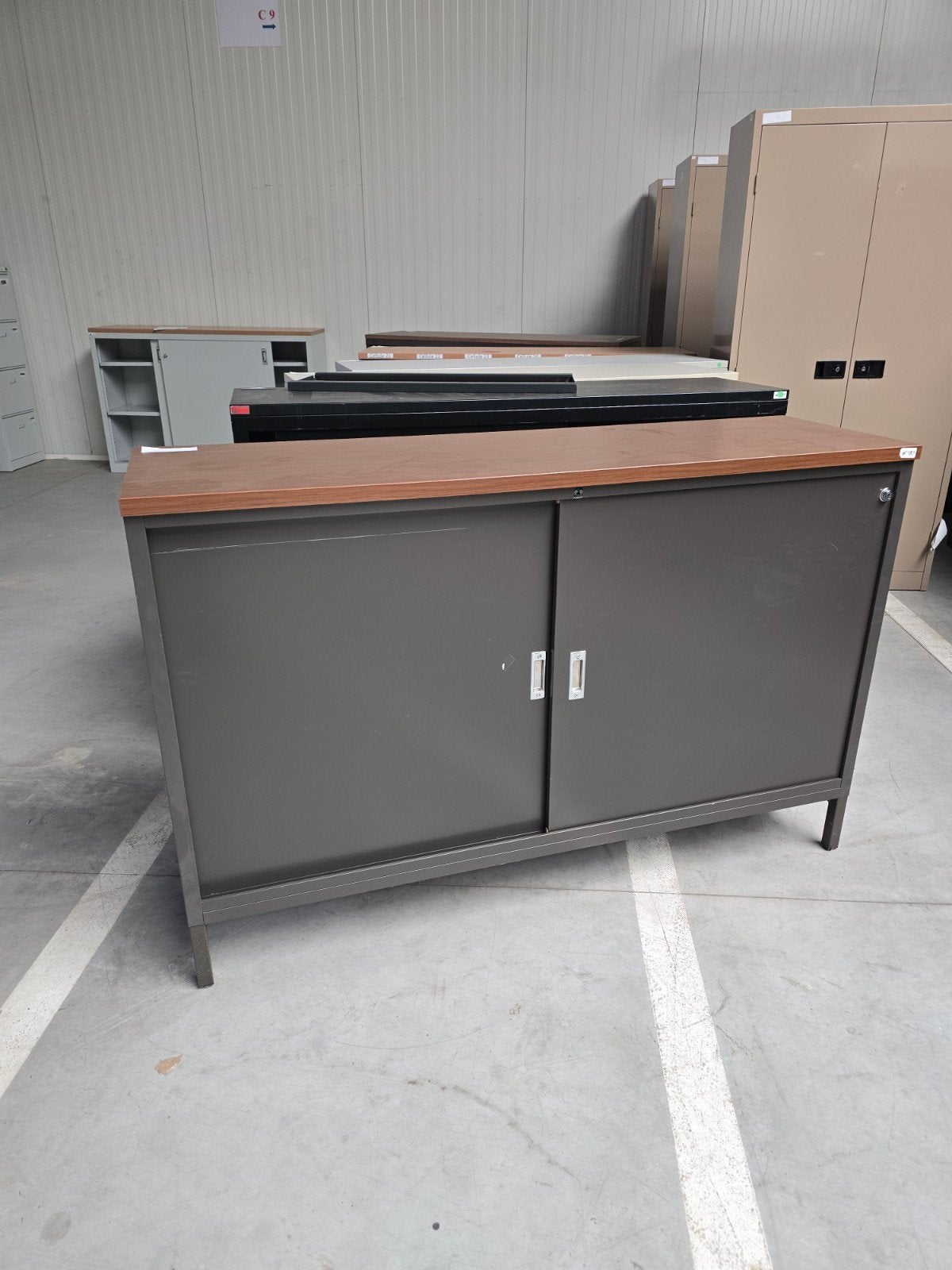 Armoire métallique porte coulissante 105x180x45, Utilisé