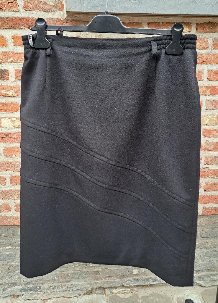 zwarte klassieke rok met fantasiestiksels, Kleding | Dames, Rokken, Ophalen of Verzenden, Zo goed als nieuw, Maat 42/44 (L), Zwart