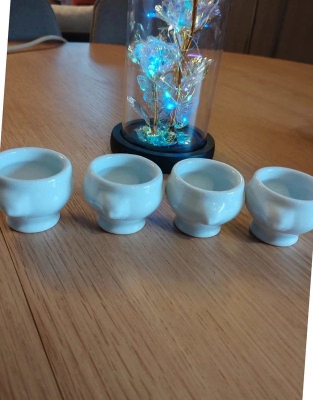 Set van 4 mini porseleinen sauspotjes „leeuw”., Antiek en Kunst, Ophalen