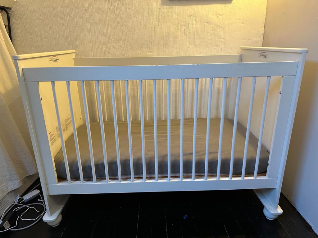 ALL IN Baby en peuterbed tot 4 jaar + matras + beddengoed, Kinderen en Baby's, Ophalen, Zo goed als nieuw