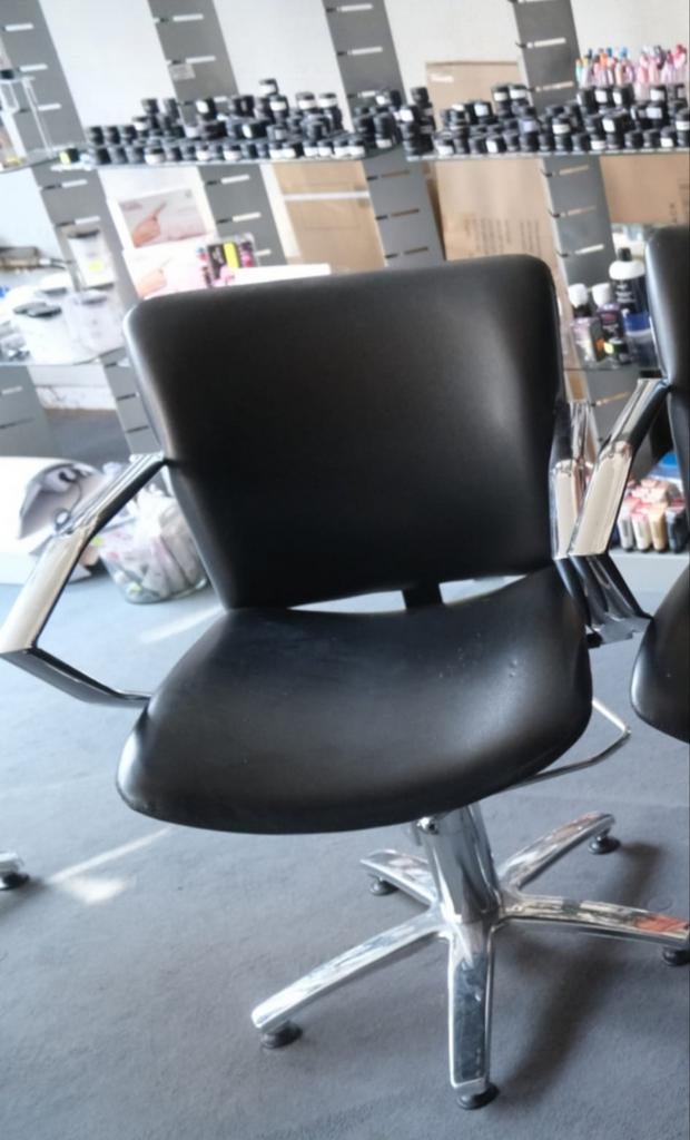 3 chaises coiffures