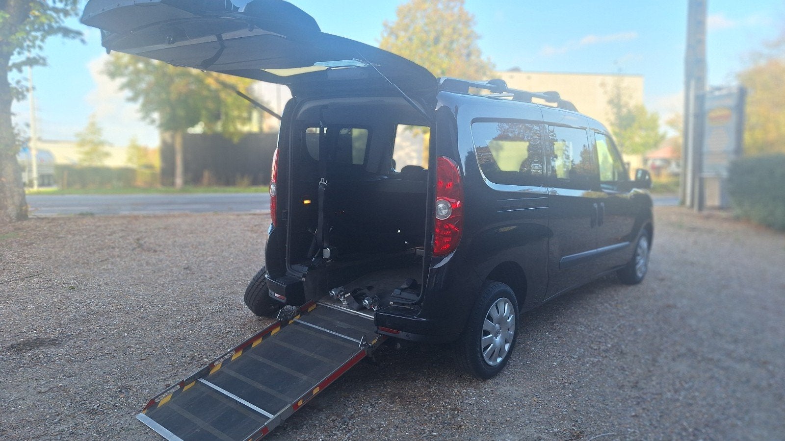 Rolstoelwagen Opel Combo 5zitplaatsen + rolstoel, Auto's, Voorwielaandrijving, Euro 5, Zwart, 4 cilinders
