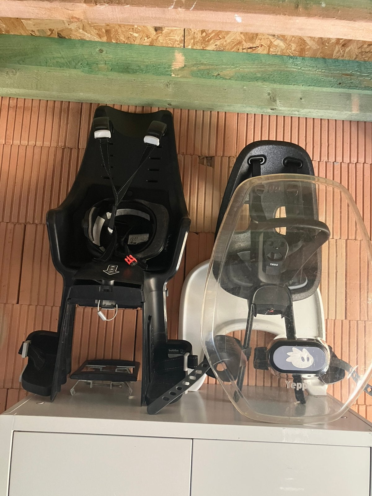 Twee fietsstoeltjes 1x vooraan thule & 1x achteraan bobike, Fietsen en Brommers, Ophalen, Gebruikt