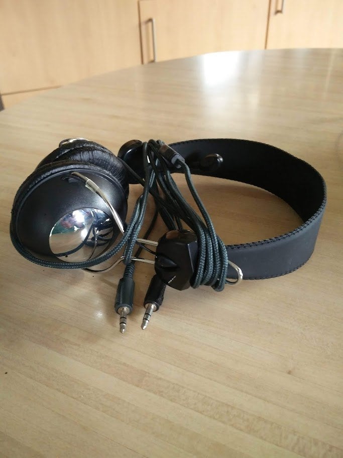 Hoofdtelefoon.  2x., Ophalen of Verzenden, Zo goed als nieuw, Zwart
