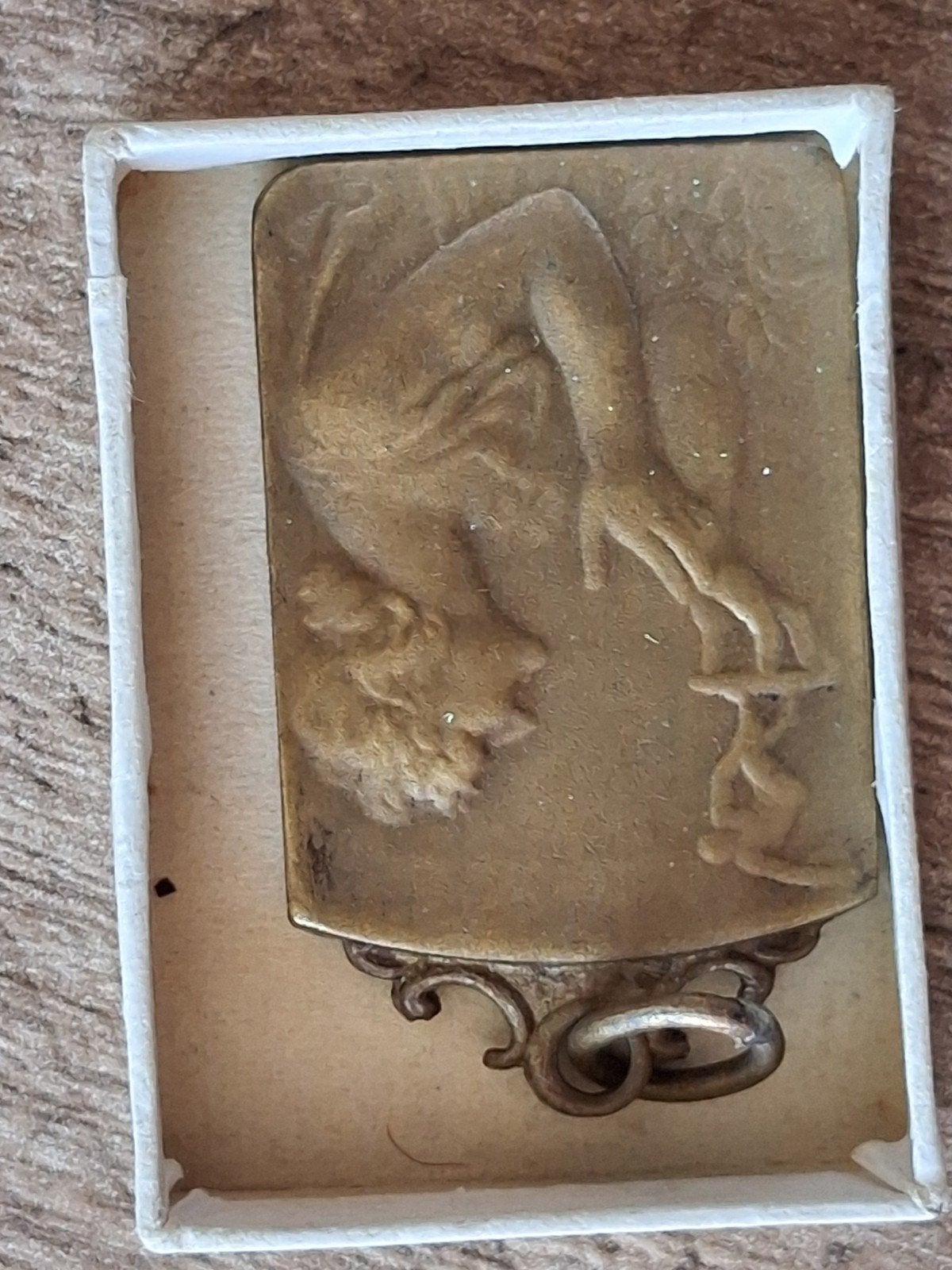 Trois pendentifs conçus par P. Theunis, Collections, Broches, Pins & Badges, Envoi