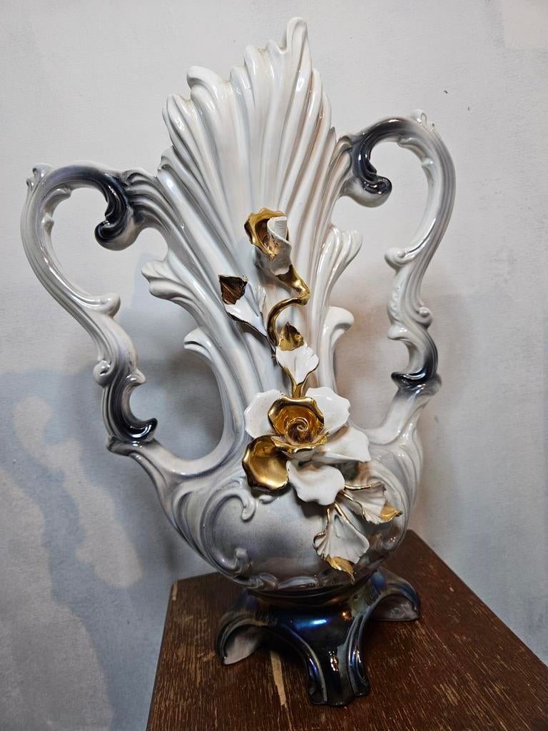 Antieke vaas in Rococo stijl met 3D bloemen, Enlèvement