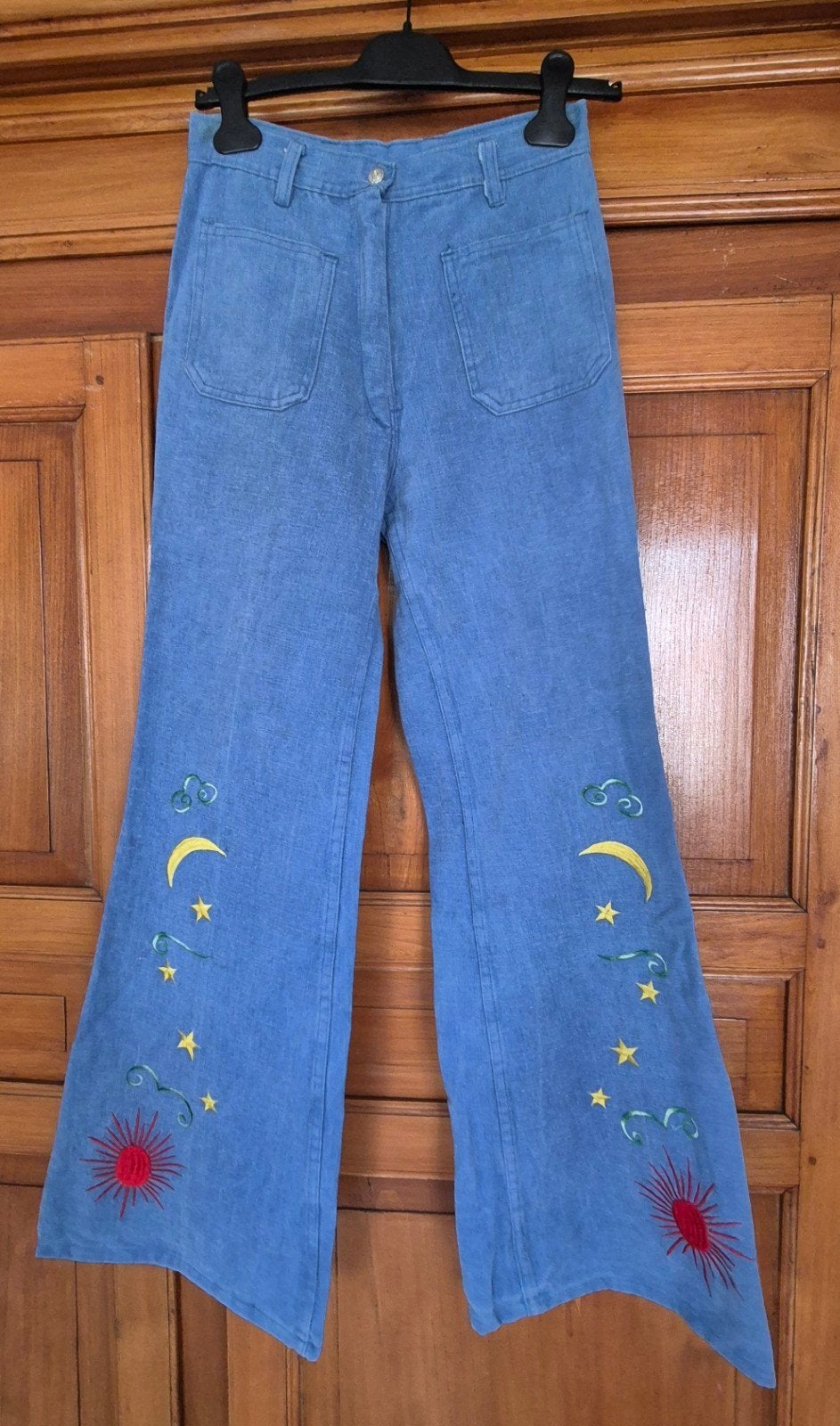 Pantalon modèle vintage des années 70 avec broderie, Enlèvement ou Envoi, Neuf, Bleu, W27 (confection 34) ou plus petit