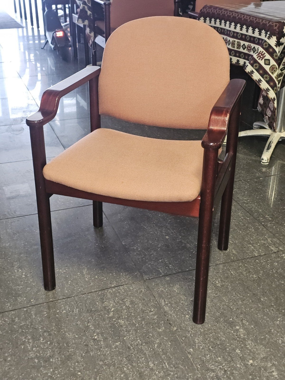 20 stevige houten stoelen – €35 per stuk, Enlèvement, Comme neuf, Bois, Cinq, Six Chaises ou plus