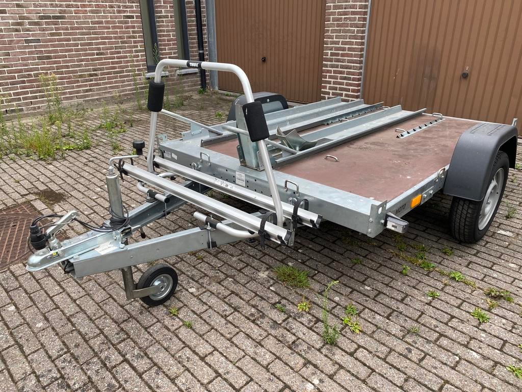 Motoraanhanger van 750 kg, TE HUUR, Ophalen, Zo goed als nieuw