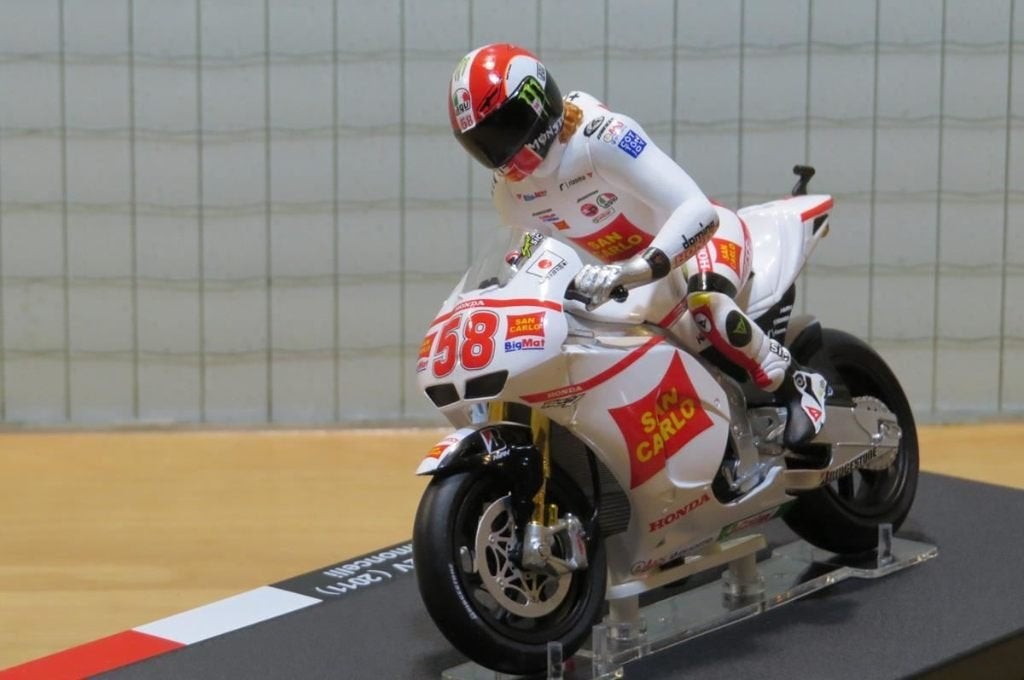 Marco Simoncelli Honda RC212V 2011 1:18 with figurine, Hobby & Loisirs créatifs, Voitures miniatures | 1:18, Enlèvement ou Envoi