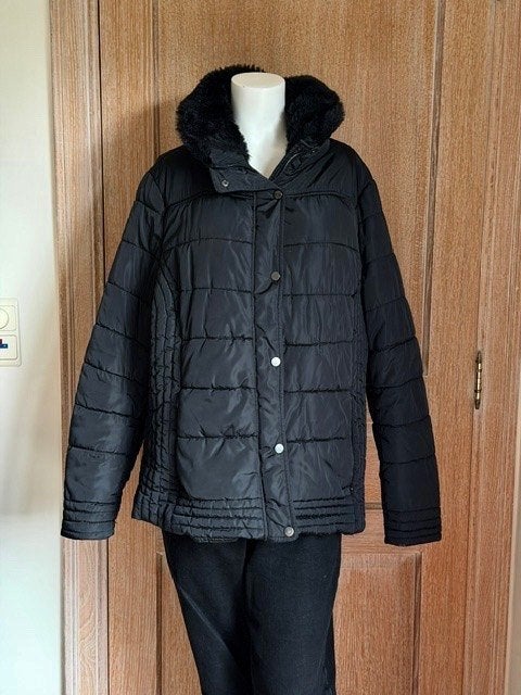 Zwart jas C&A met nepbont kraag - maat 48, Kleding | Dames, Ophalen of Verzenden, Zo goed als nieuw, Maat 46/48 (XL) of groter
