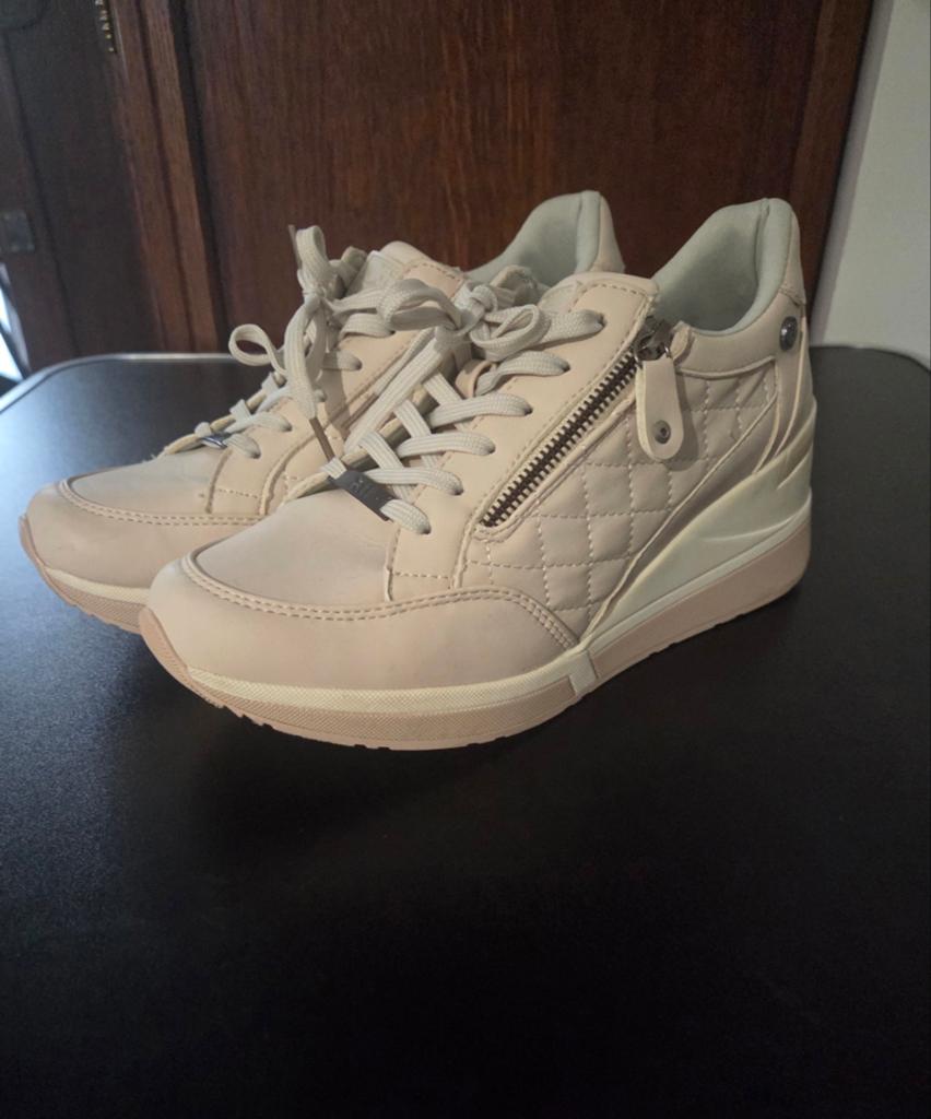 Stijlvolle crème sneakers met rits maat 40, Ophalen of Verzenden, Zo goed als nieuw, Sneakers, Xli Urban brand