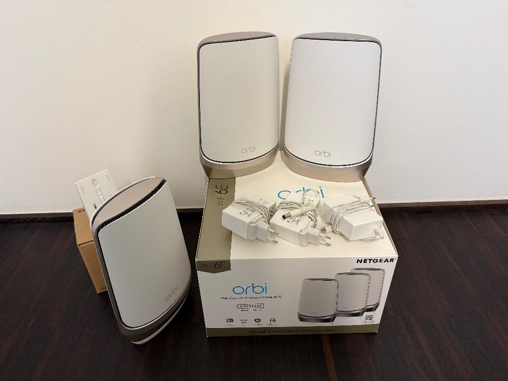 Netgear Orbi RBRE 960 met 2 sattelieten en 2 muurbeugels, Computers en Software, Routers en Modems, Gebruikt, Router, Ophalen