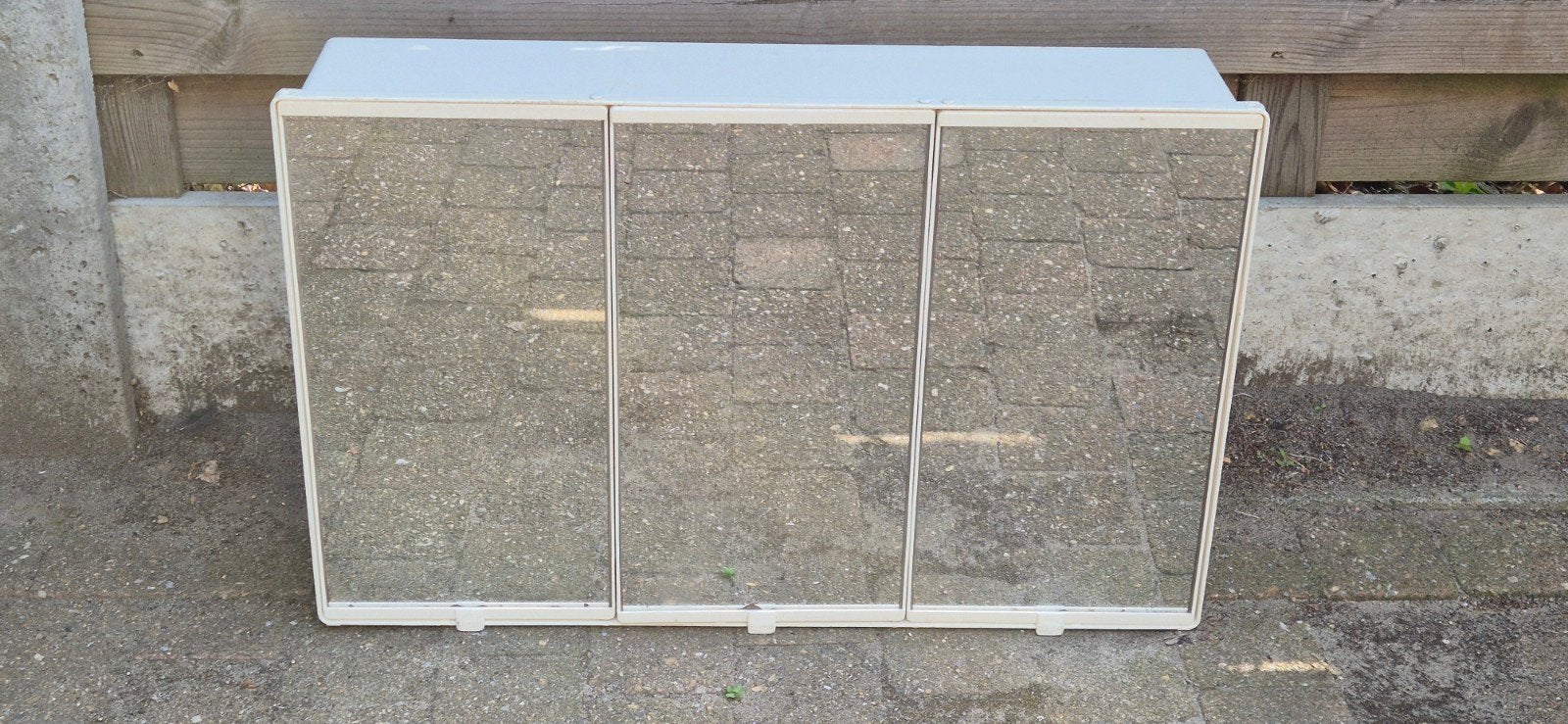 Batkamer kastje, Enlèvement