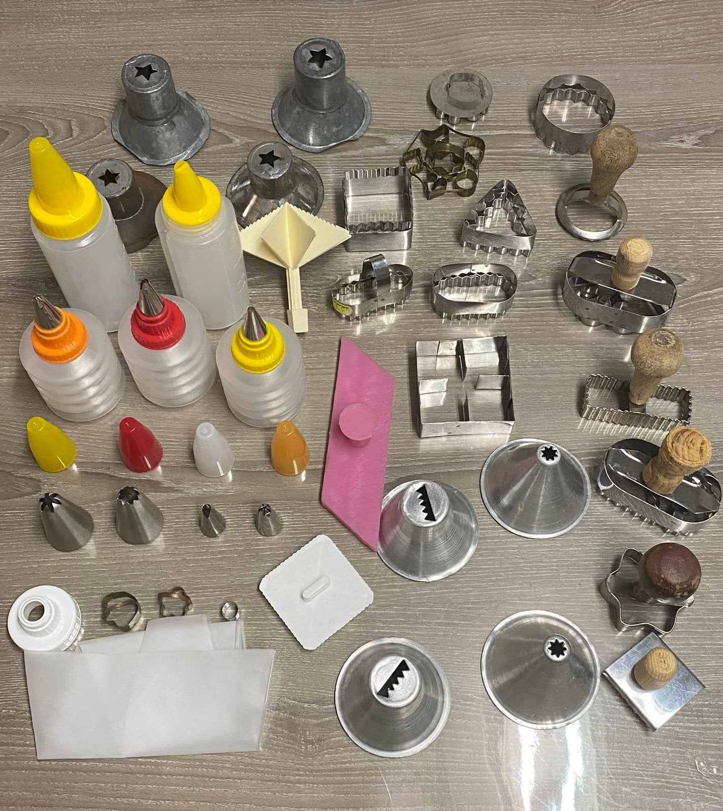 Set van 45 gebakaccessoires, prijs: 20€, Hobby en Vrije tijd, Ophalen of Verzenden, Zo goed als nieuw, Taarten of Cupcakes, Serveervorm