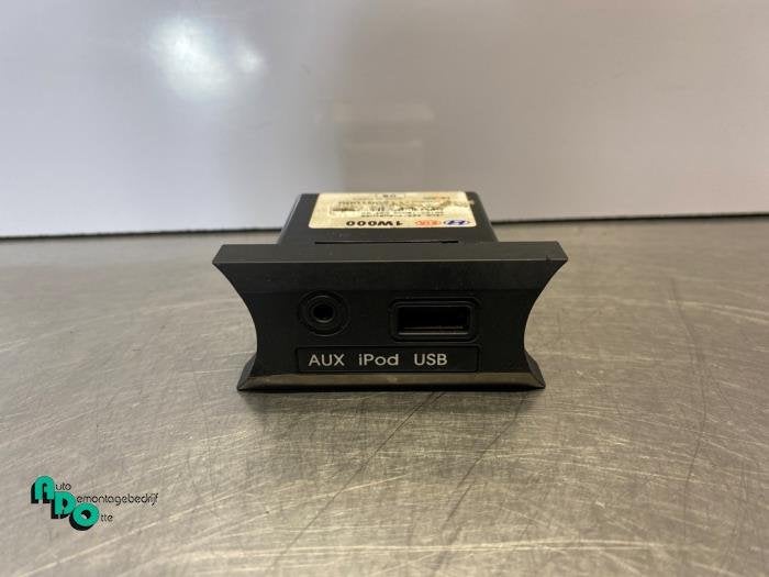 AUX/USB aansluiting van een Kia Rio (Rio 12-), -, -, Ophalen of Verzenden, -