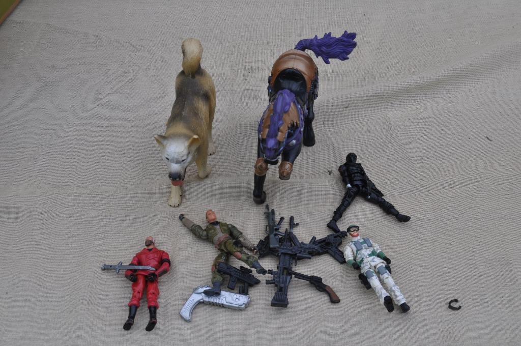 Ensemble de petits jouets avec étui + petanque GRATUIT, Enfants & Bébés, Enlèvement, Utilisé