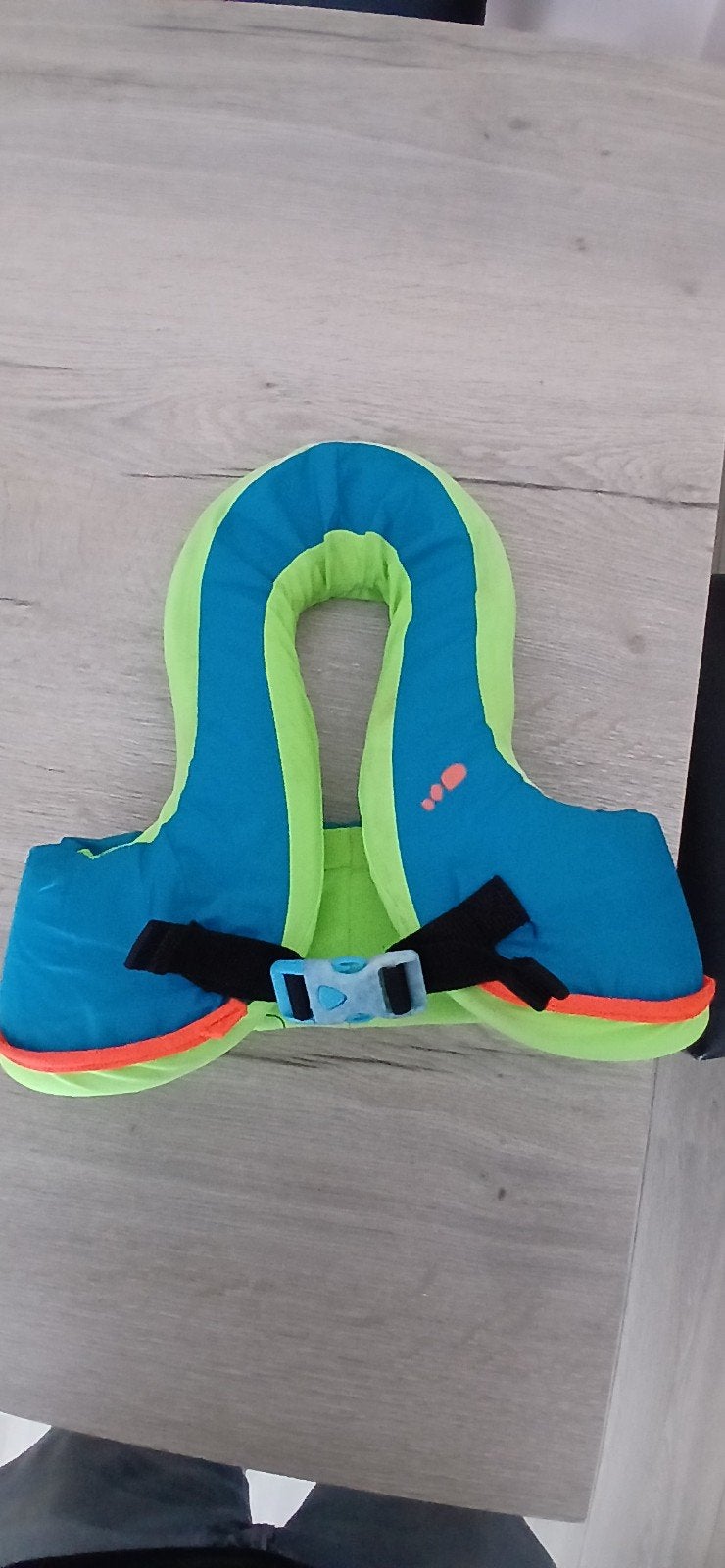2 zwemvesten van Nabaiji. €12 per vest, Zo goed als nieuw, Kind, Reddingsvest of Zwemvest, Nabaiji