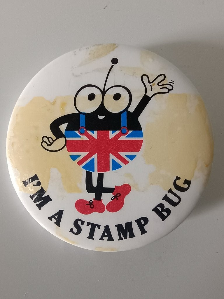 1980's UK Post Office 'I'm A Stamp Bug' - Vintage button, Envoi, Utilisé, Figurine, Bouton