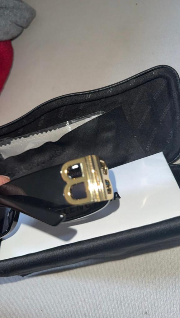 Balenciaga zwartgouden zonnebril met B-logo, Handtassen en Accessoires, Zonnebrillen en Brillen | Dames, Ophalen of Verzenden