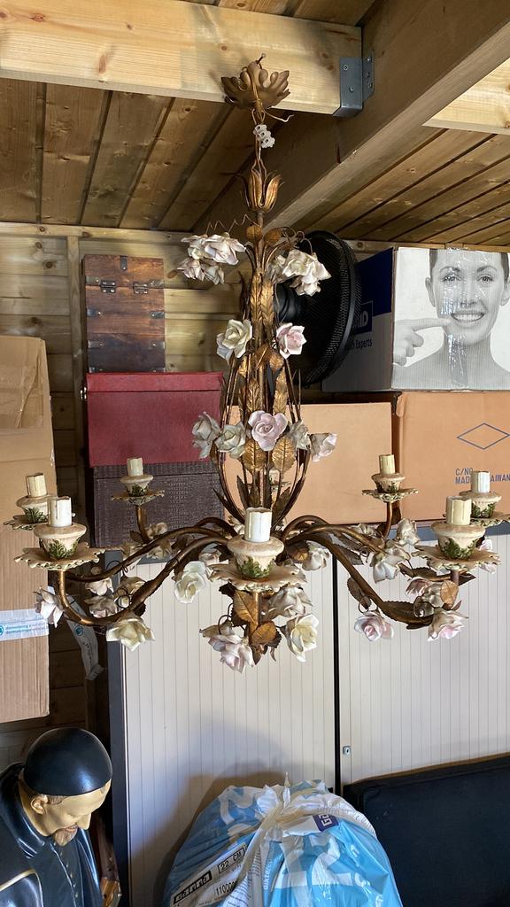 Très grand lustre à fleurs en porcelaine, Enlèvement