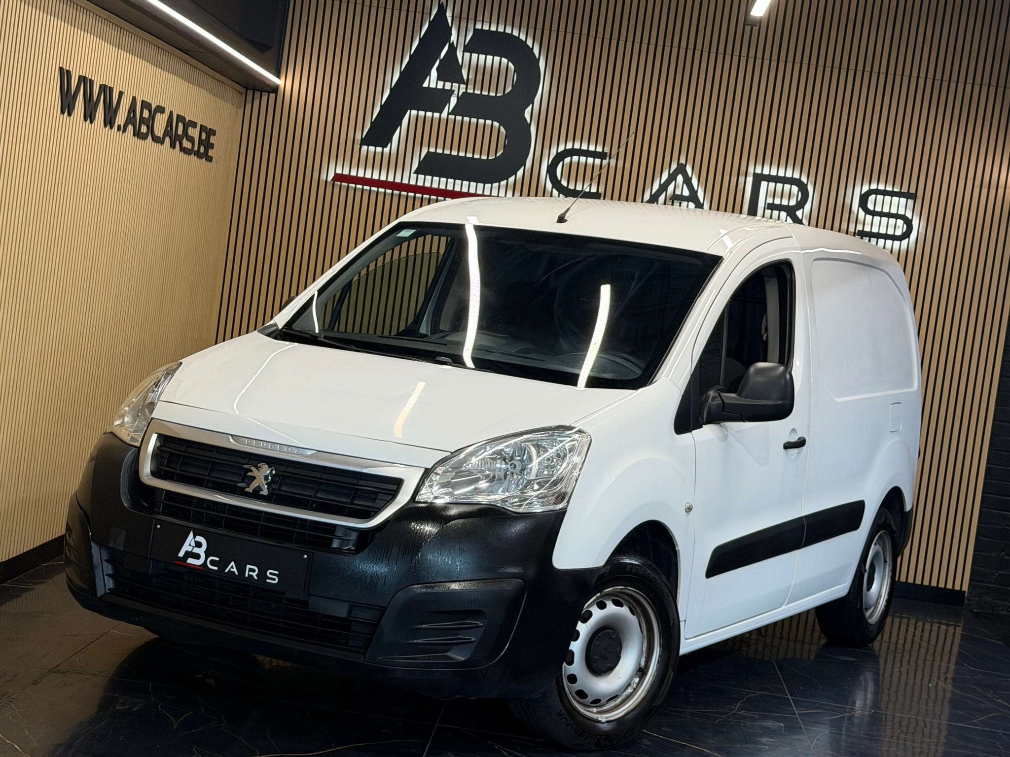 Peugeot Partner 1.6HDI * 3 PLACES * GARANTIE 12 MOIS *, Auto's, Parkeersensor, Stof, Euro 6, 4 cilinders