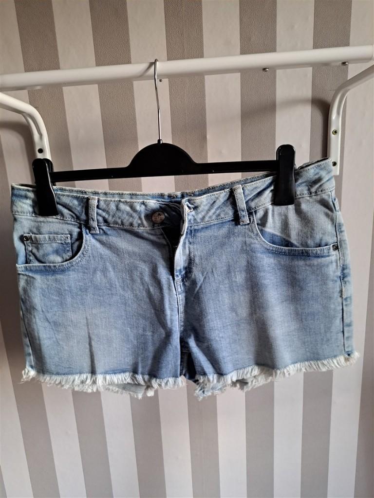 Short voor dames jeans maat 42, Kleding | Dames, Spijkerbroeken en Jeans, Zo goed als nieuw, W33 - W36 (confectie 42/44), Blauw