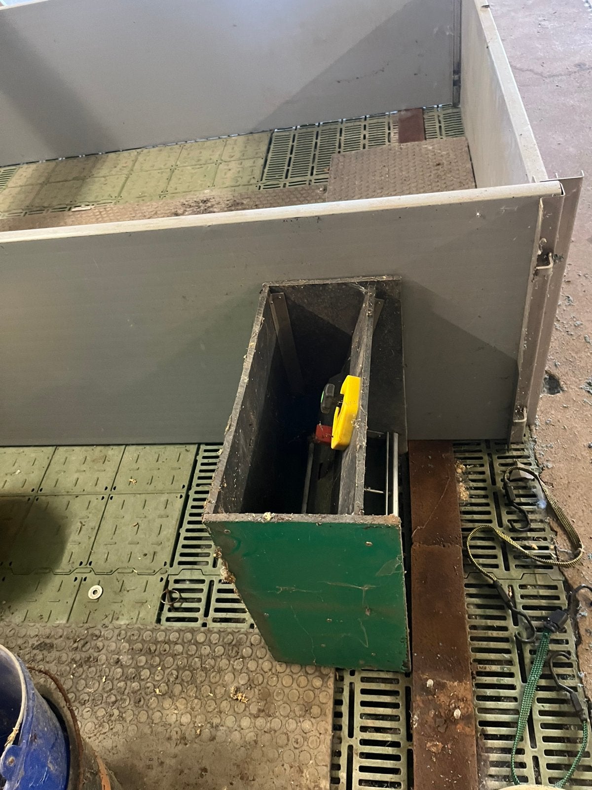 Voederbakken, verwarmings buizen, voederbuizen.