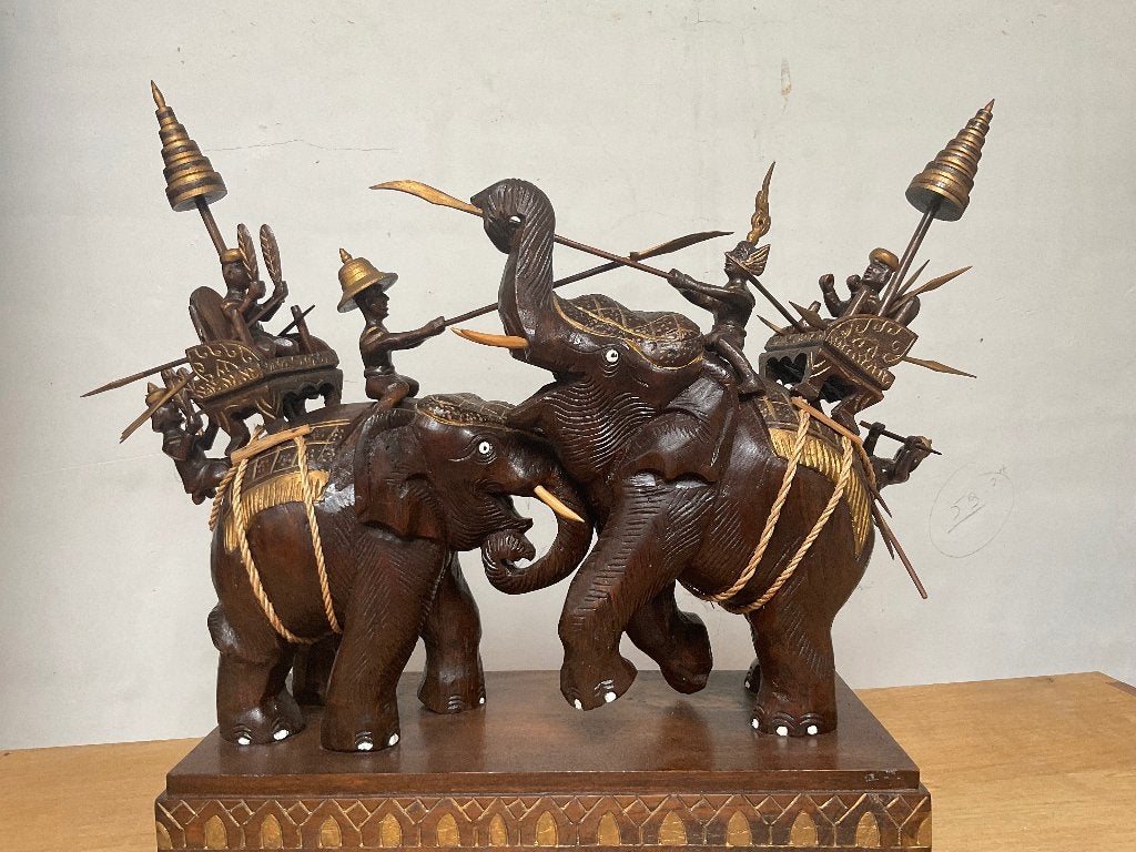 Houten beeld met strijdende olifanten, Statue, Bois, Asie, Fait main