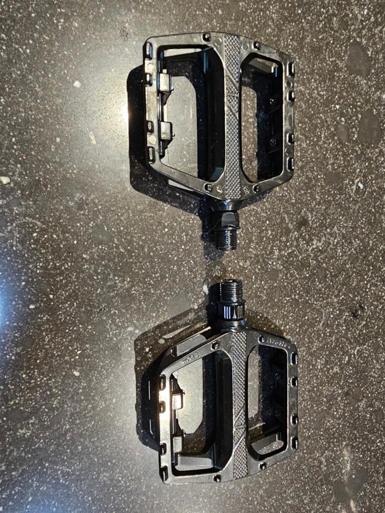 Sdg mtb grips en mtb flat pedalen, Fietsen en Brommers, Ophalen of Verzenden