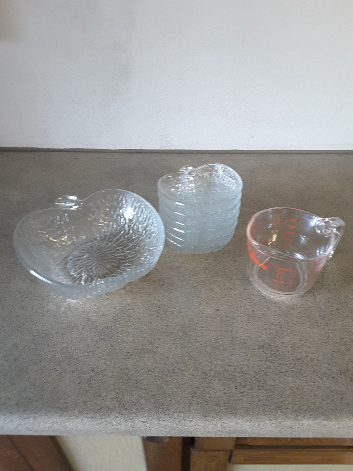 Glazen kom met 6 glazen potjes + glazen maatbeker., Ophalen, Zo goed als nieuw