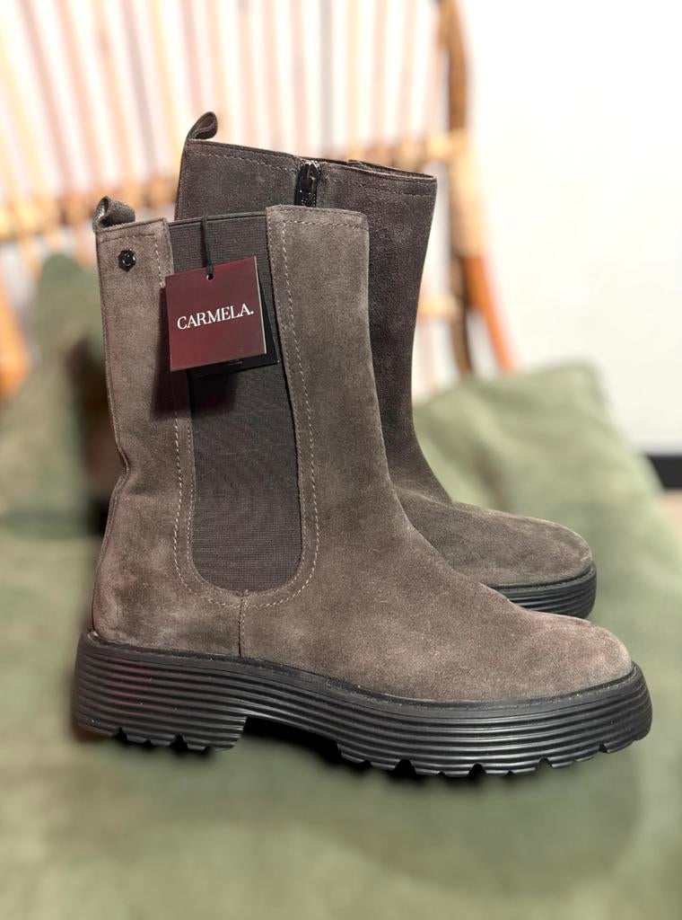 Carmela Chelsea Boots – Taupe/Grijs Suède – Maat 40, Kleding | Dames, Lage of Enkellaarzen, Ophalen of Verzenden, Zo goed als nieuw