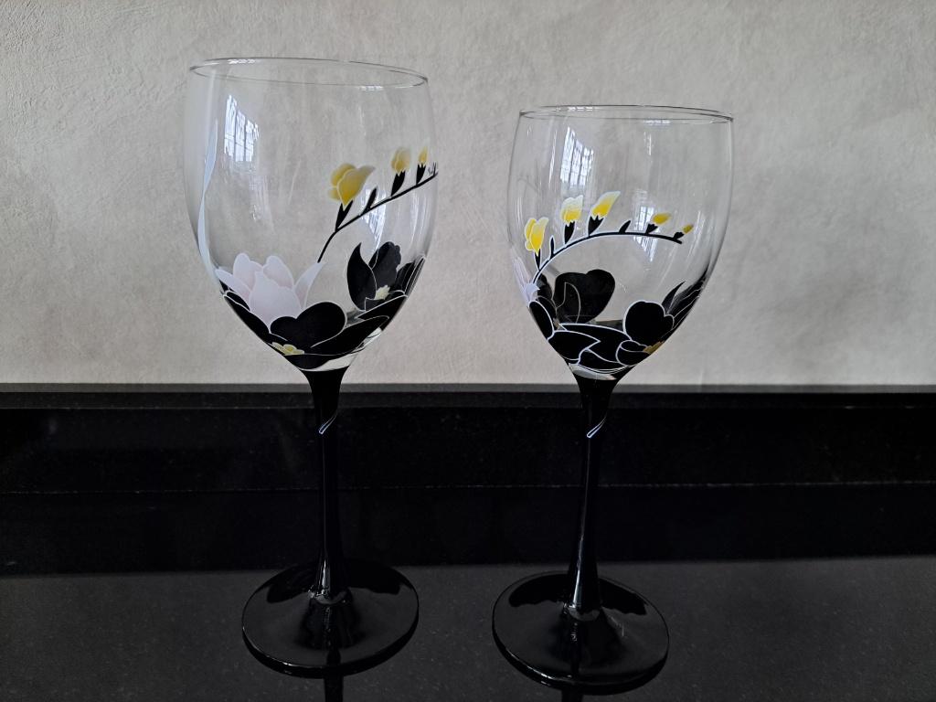 2 wijnglazen op zwarte voet, Ophalen, Zo goed als nieuw, Glas, Glas of Glazen