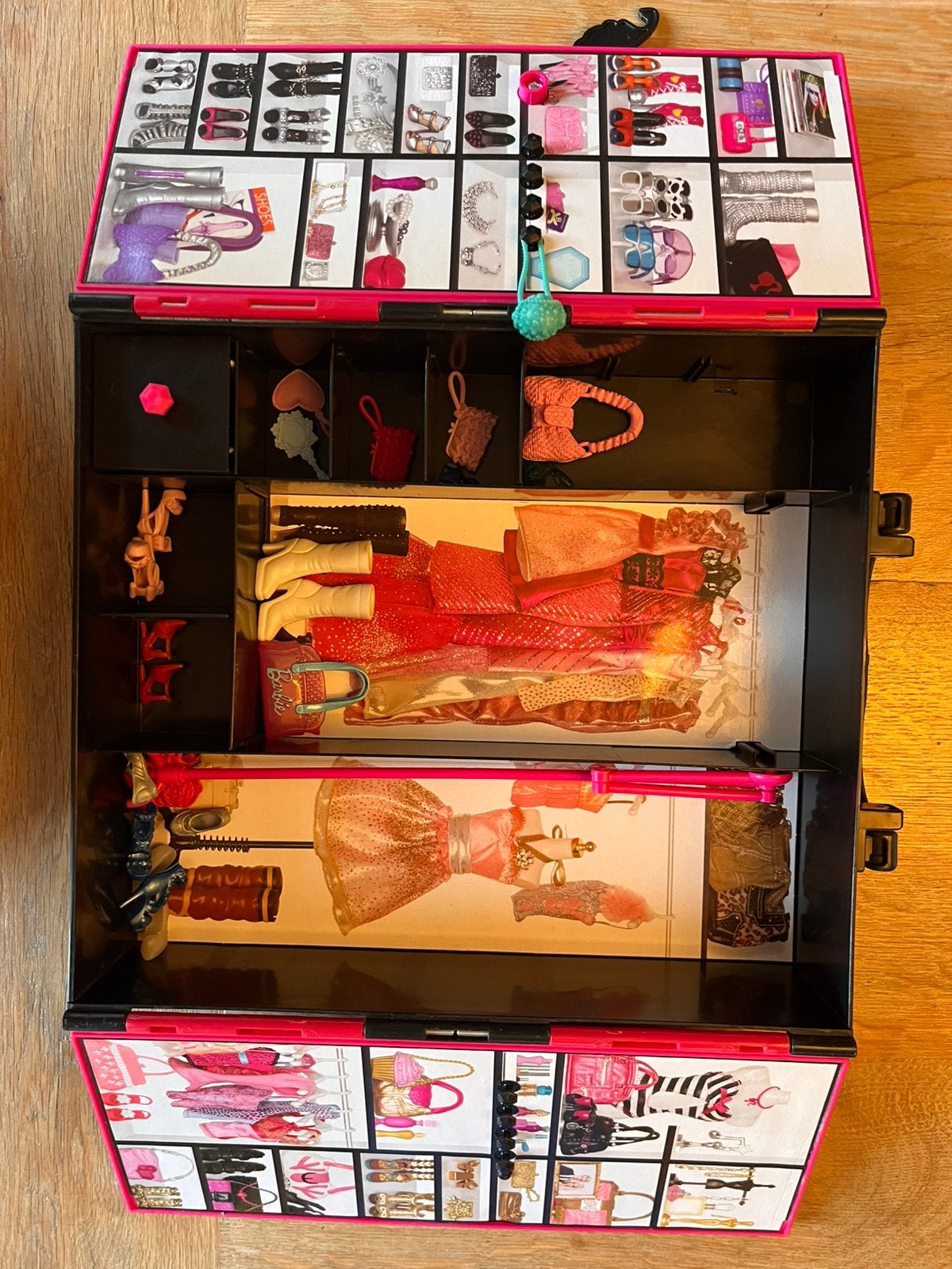 Barbie kledingkast met accessoires!, Ophalen of Verzenden, Gebruikt, Barbie