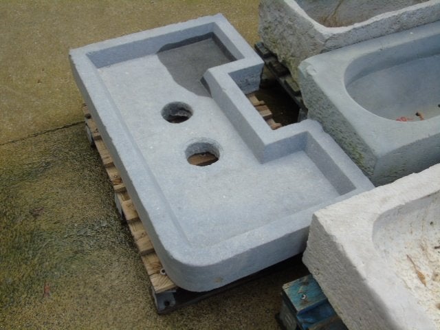 oude wasbak in blauwe steen, wastafels, Arduin, Ophalen, Steen, Gebruikt, Binnen
