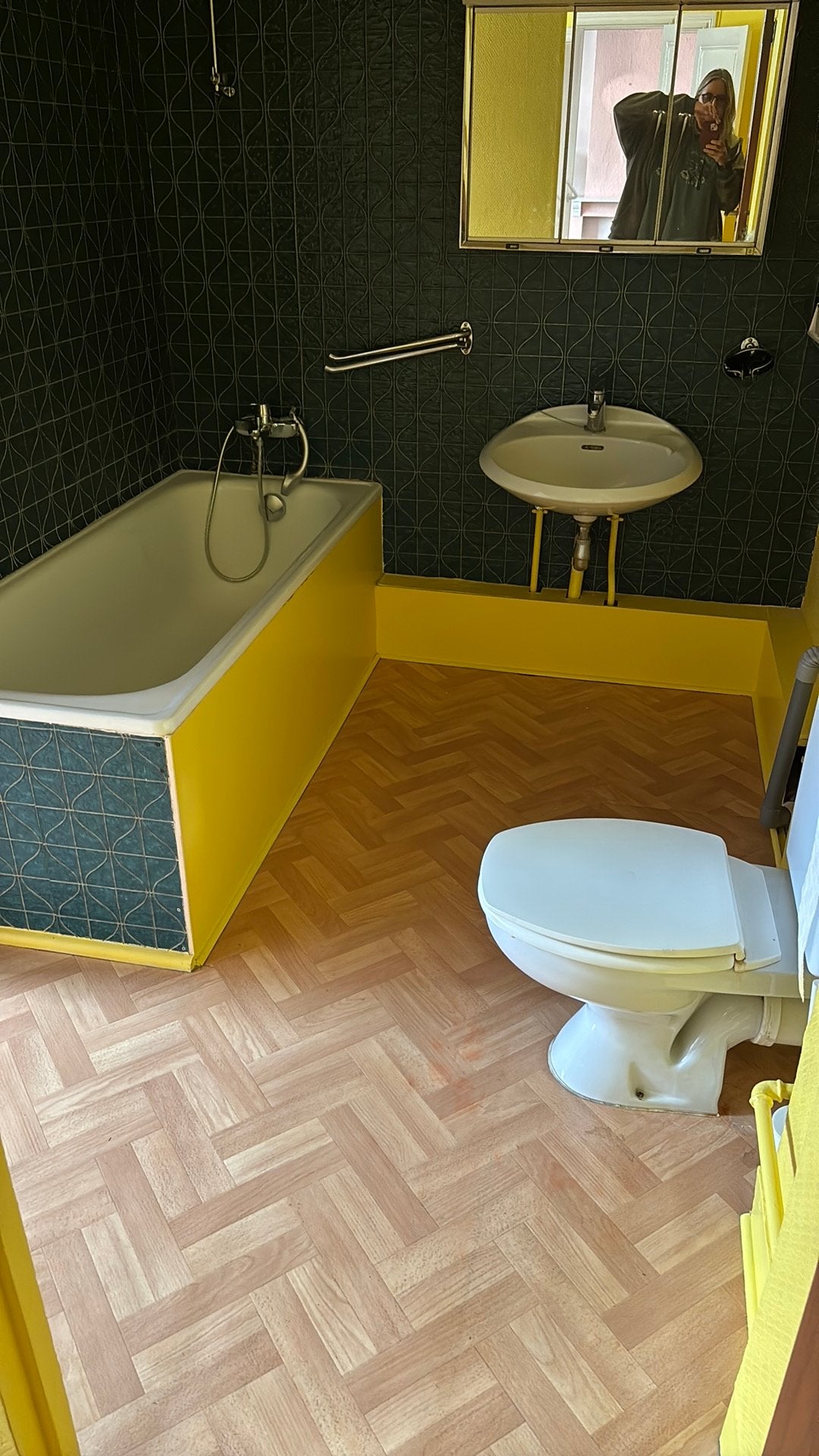 Badkamer moet worden gedemonteerd, Ophalen, Zo goed als nieuw, Met bad