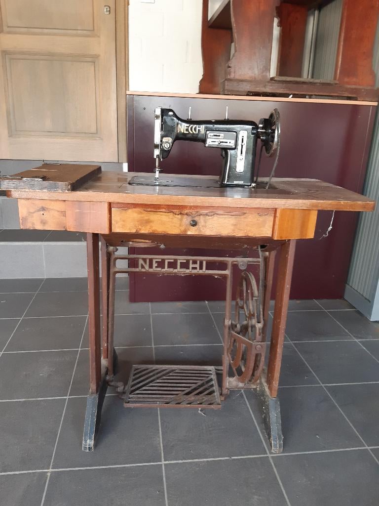 Antieke, retro, vintage naaimachine, Enlèvement