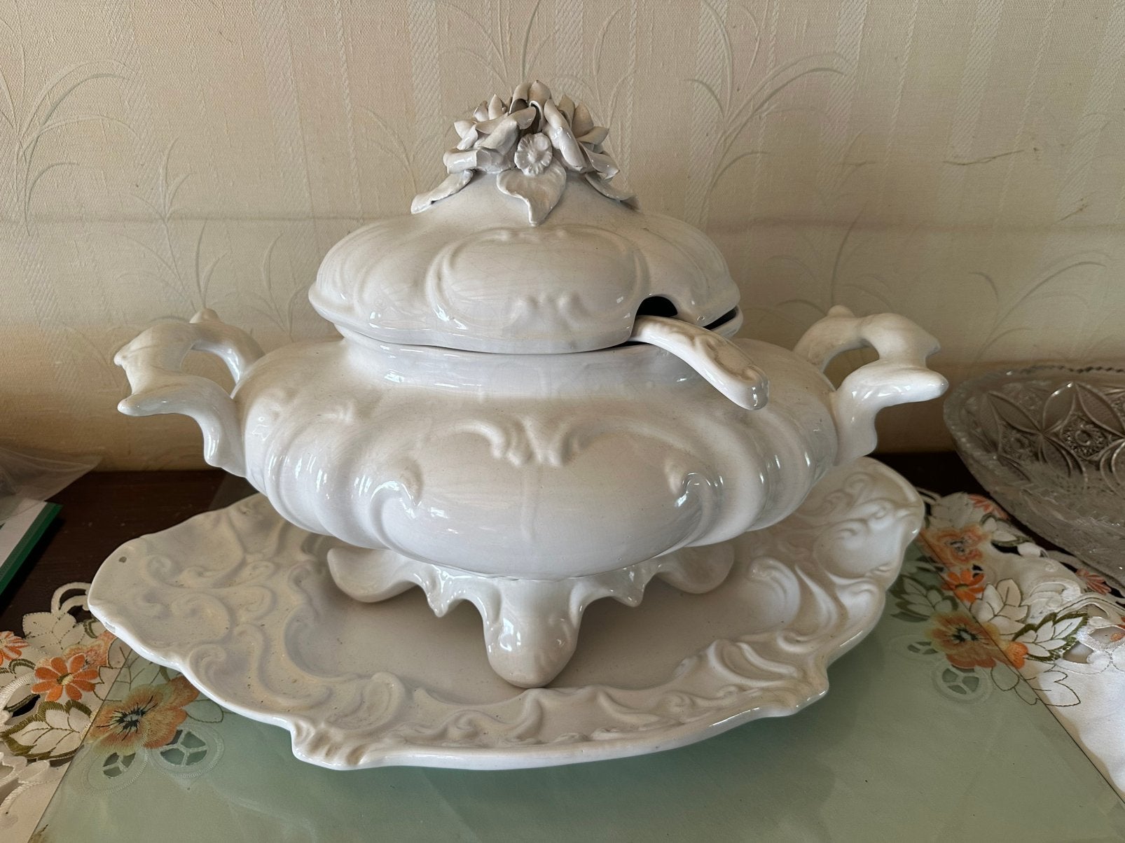Porseleinen terrine in een rijke rococo/Louis XV-stijl, Ophalen, Gebruikt