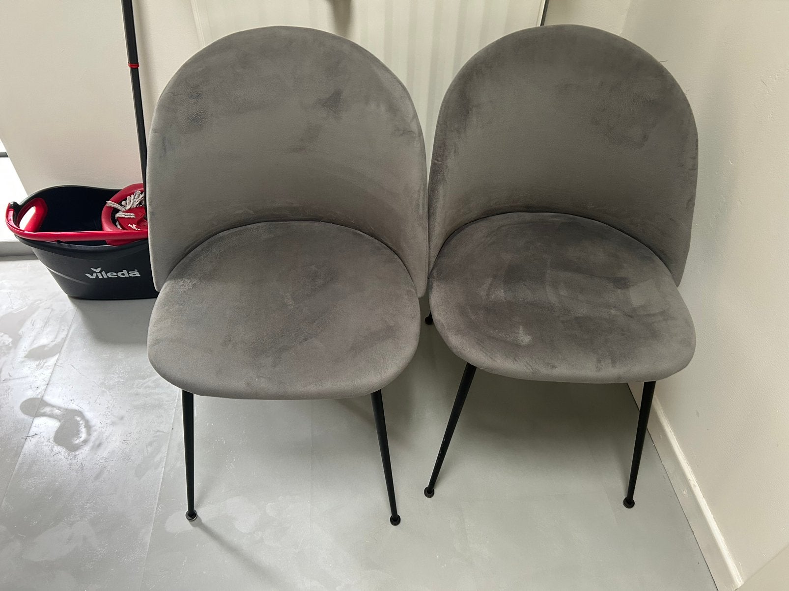 2 grijze velvet stoelen, Huis en Inrichting, Stoelen, Ophalen, Zo goed als nieuw, Grijs