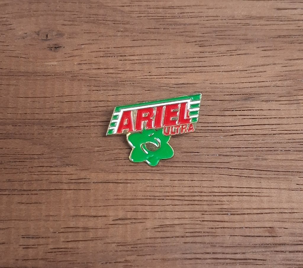 PIN - ARIEL ULTRA - WASMIDDEL - LESSIVE, Verzenden, Gebruikt, Merk, Speldje of Pin